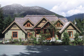 Отель Whistler Alpine Chalet Retreat & Wellness, Уистлер